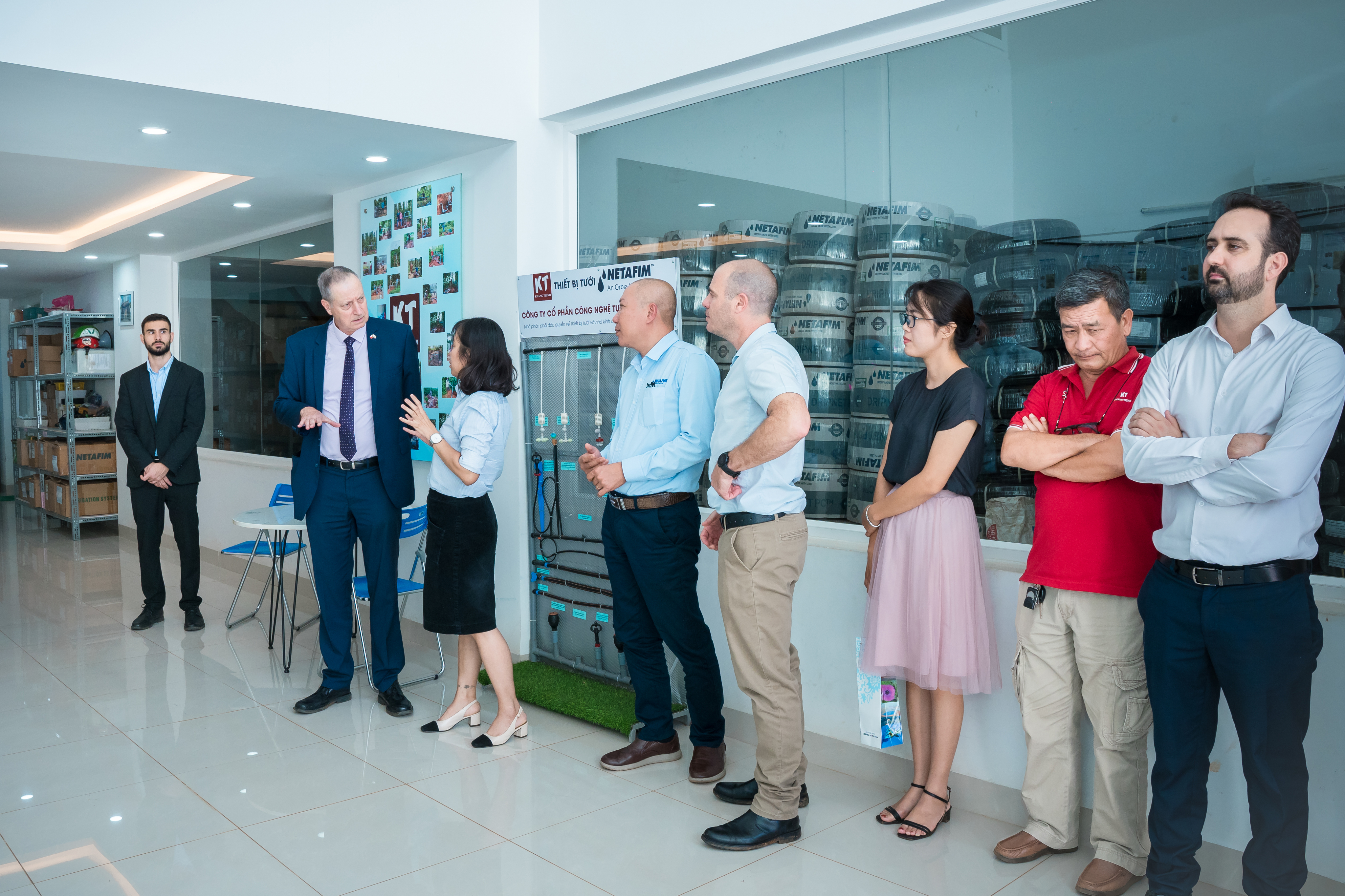 Trao đổi trong showroom công ty